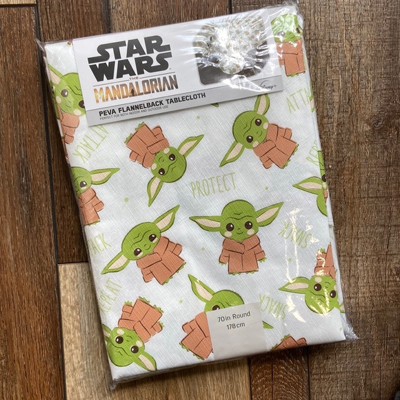 Star Wars Mandalorian Baby Yoda 70 Inch Round Vinyl Table Cloth New - Picture 2 of 7